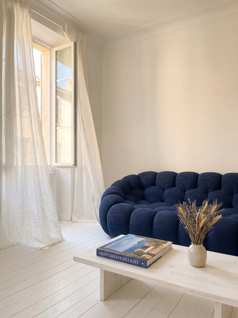 Intérieur avec le canapé Canapé Bubble Trois Places — Bleu Saphir — Emma D., Marseille
